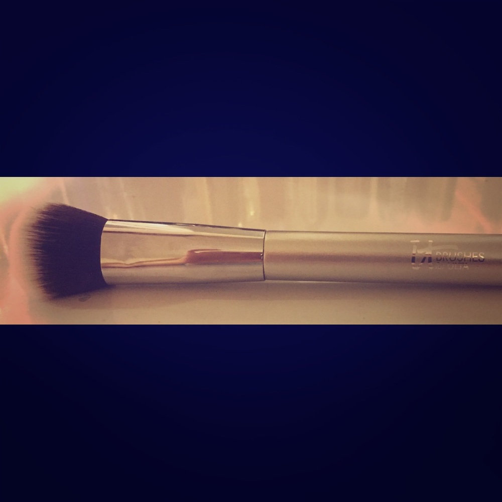 It cosmetics airbrush foundation brush #102